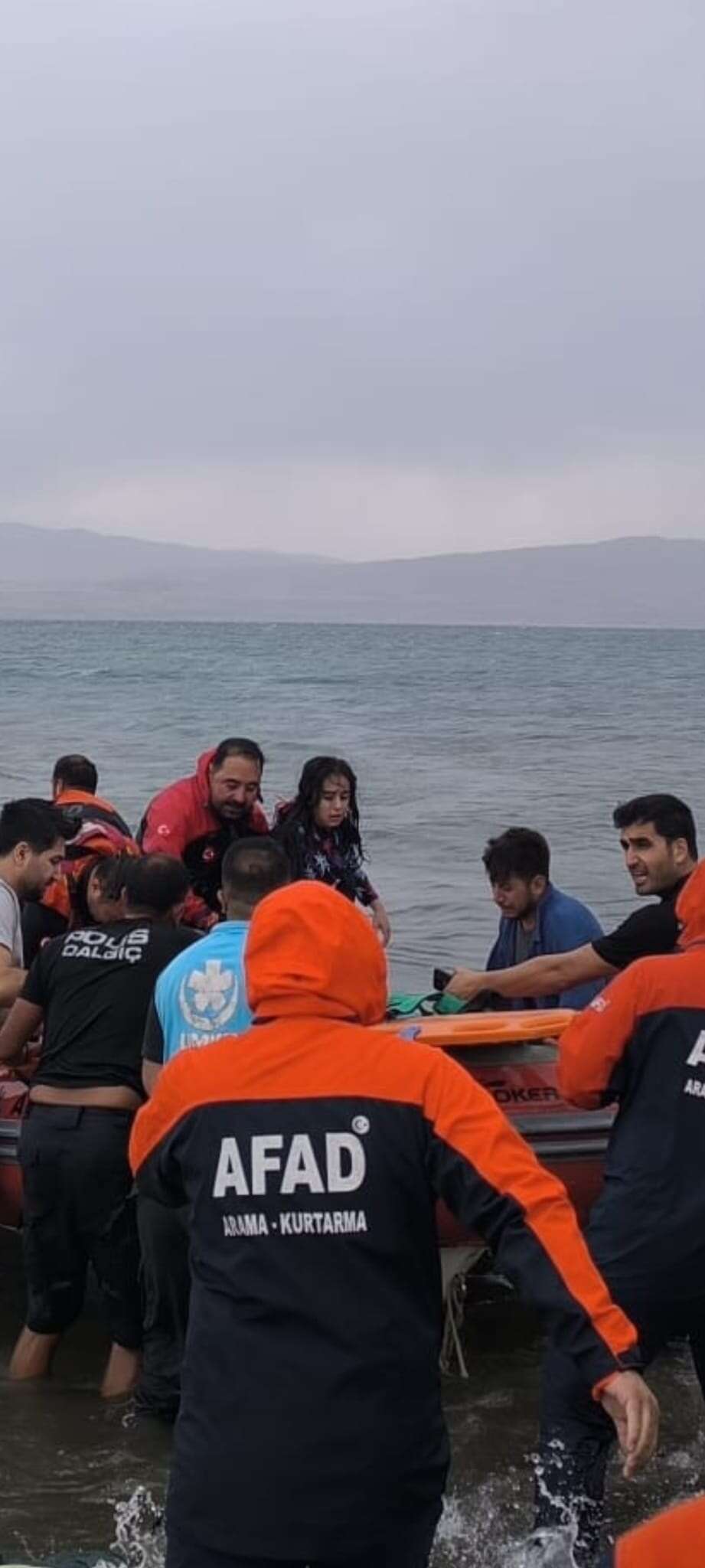 Gölün ortasında can pazarı! Kadının durumu ağır 6